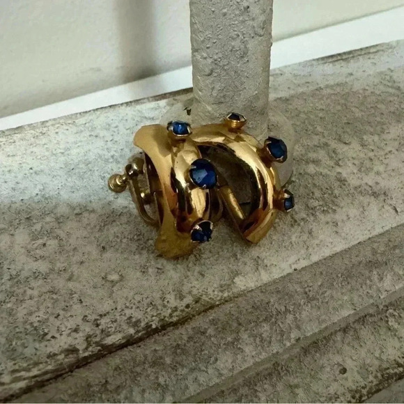 Vintage  Coro gold tone blue gem screw back earrings - Picture 2 of 9